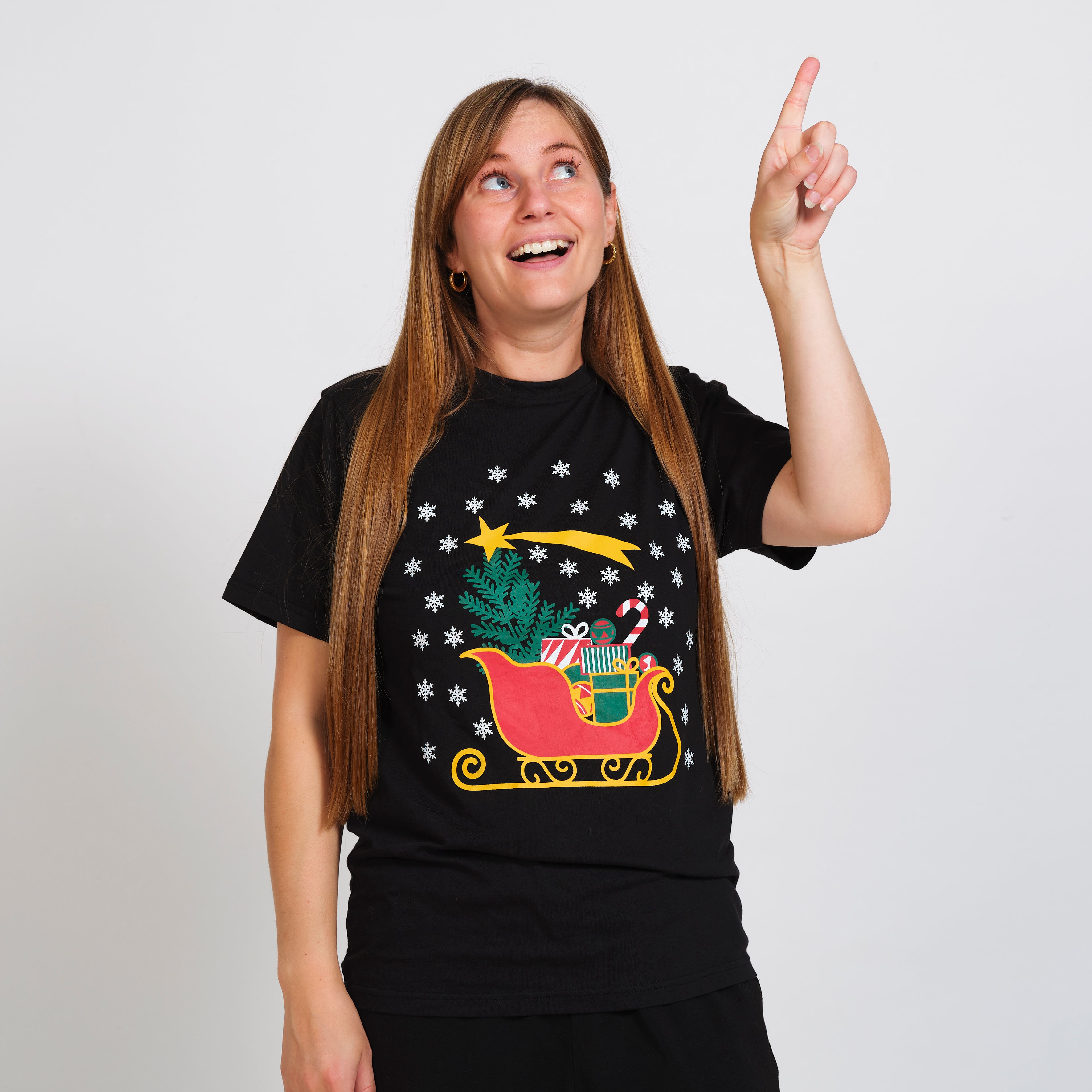 En kvinne har på seg en svart T-shirt med julenissens slede på.